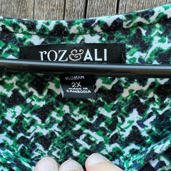 Roz & Ali green, black & white printed blouse - Picture 4 of 5